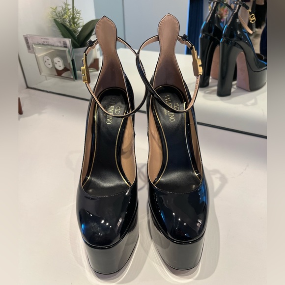 Valentino Garavani Tan-Go Platform Pumps - Picture 9 of 10